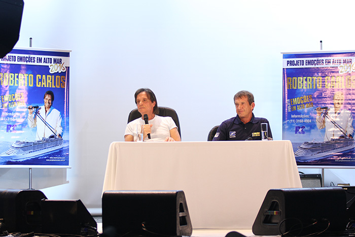 Roberto Carlos mostra sua simpatia em coletiva a bordo do Cruzeiro Emoções em Alto Mar