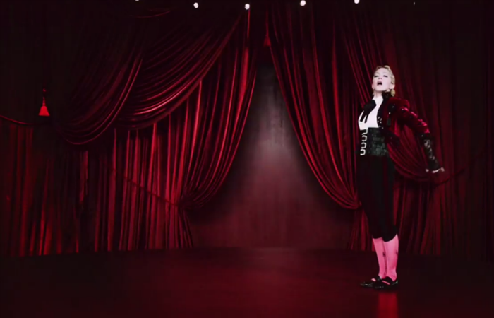 Madonna prova o porquê é a Rainha do Pop no clipe de Living For Love. Assista!