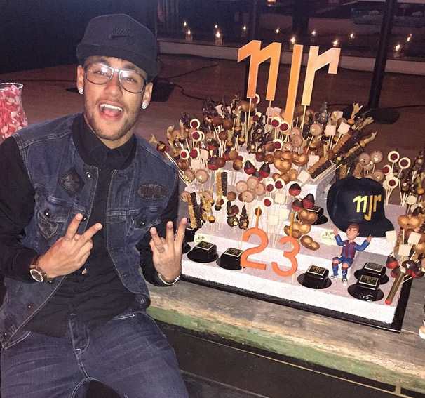 Neymar mostra mesa de doces em seu aniversário de 23 anos