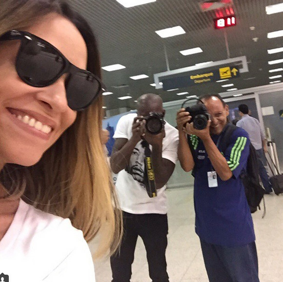 Suzana Pires ‘flagra’ paparazzi nos corredores do Aeroporto Santos Dumont