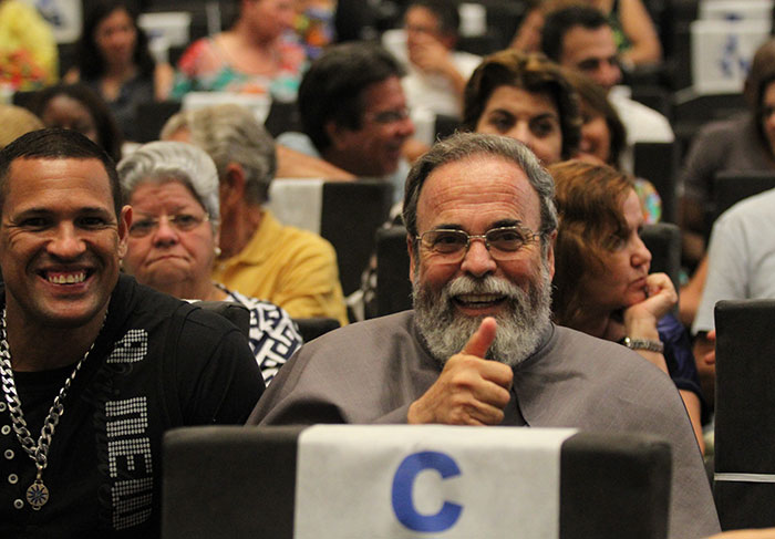 Tom Cavalcante entrega intimidade de Roberto Carlos durante palestra de médico