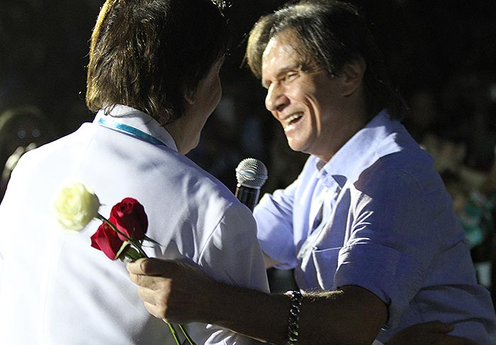 Roberto Carlos assiste show de Tom Cavalcante durante viagem em seu cruzeiro