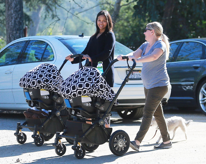 Zoe Saldana recebe uma ajudinha durante passeio com filhos gêmeos