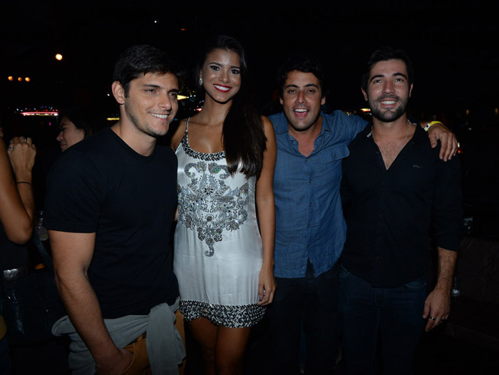 Bruno de Luca faz pose com amigos durante festa de pré-Carnaval em São Paulo