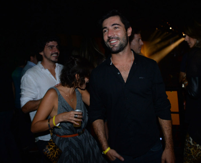 Bruno de Luca faz pose com amigos durante festa de pré-Carnaval em São Paulo