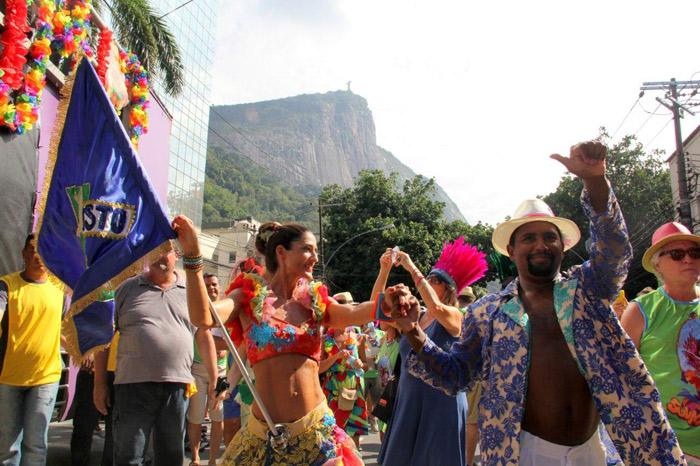 Cinthia Howllet desfila com o bloco Suvaco de Cristo, no Rio