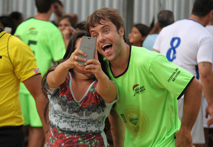 Kayky Britto leva fãs ao delírio ao tirar camisa durante jogo de futebol