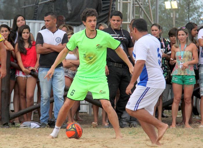 Kayky Britto leva fãs ao delírio ao tirar camisa durante jogo de futebol