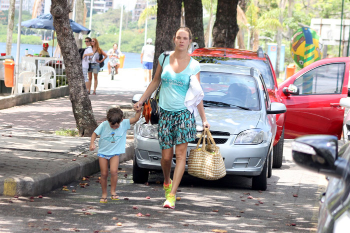 Letícia Birkheuer passeia com o filho, no Rio