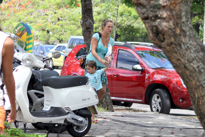 Letícia Birkheuer passeia com o filho, no Rio