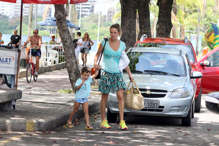 Letícia Birkheuer passeia com o filho, no Rio