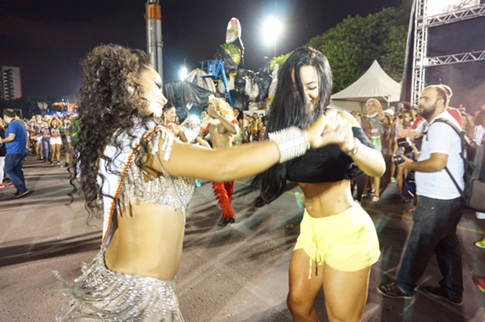  Sue Lasmar recebe convite de Gracyanne Barbosa para desfilar no Carnaval paulista