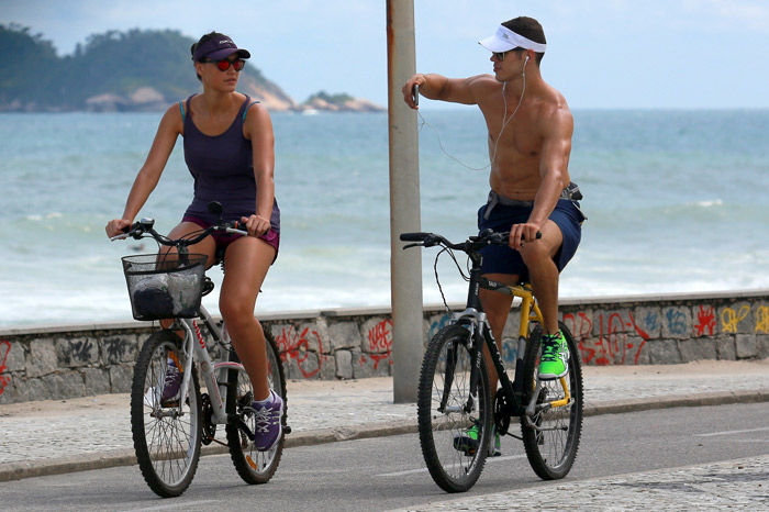José Loreto e Débora Nascimento passeiam de bicicleta pela orla da Praia da Macumba