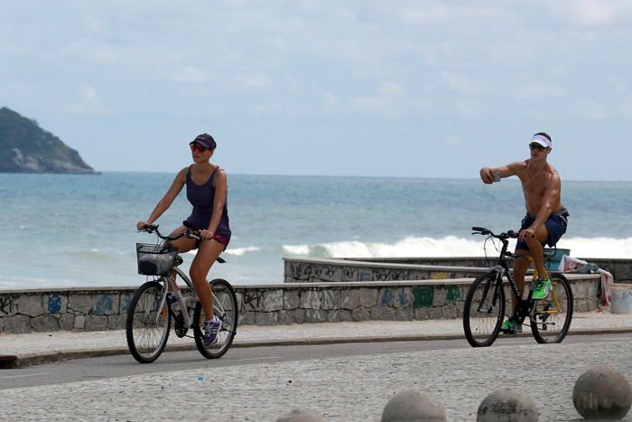 José Loreto e Débora Nascimento passeiam de bicicleta pela orla da Praia da Macumba