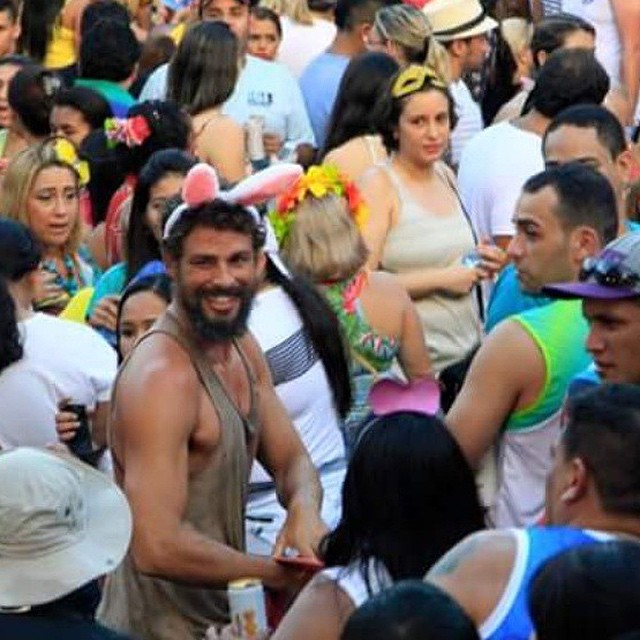 Cauã Reymond cai na folia em festa Pré-Carnaval de Manaus