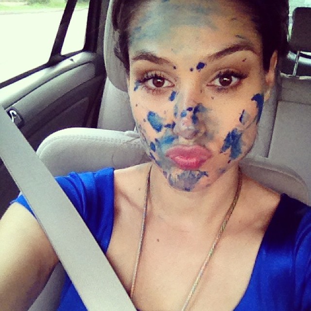 Com o rosto todo pintado, Fernanda Machado faz selfie depois de filmagens