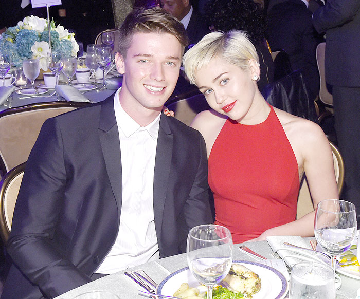 Comportada, Miley Cyrus curte festa pré-Grammy com o namorado