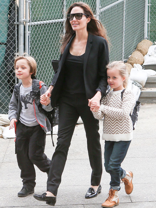 Angelina Jolie chega a Londres com os gêmeos Knox e Vivienne