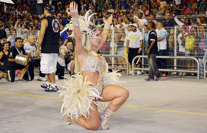 Rainha de bateria, Tati Minerato empolga público em ensaio da Gaviões