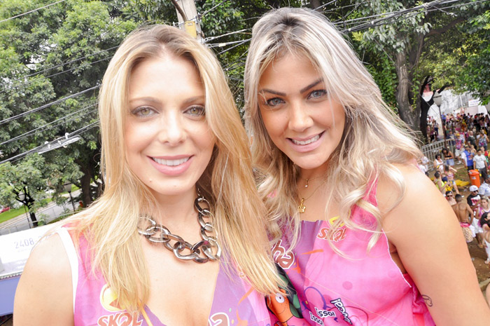  Sheila Mello e Hellen Ganzarolli se jogam em bloco de Carnaval na Grande São Paulo