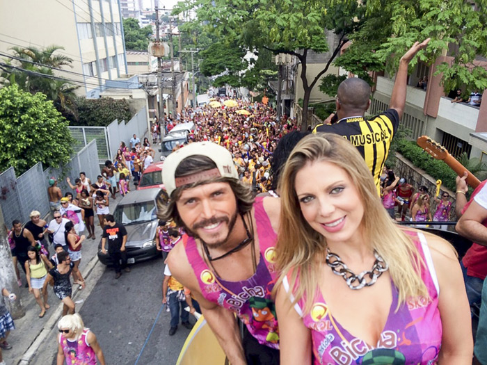  Sheila Mello e Hellen Ganzarolli se jogam em bloco de Carnaval na Grande São Paulo