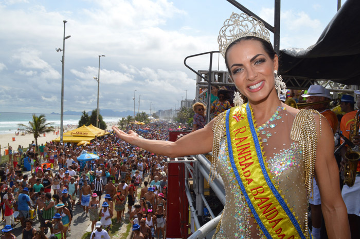 Carla Prata é prestigiada por Robertha Portella no Rio de Janeiro