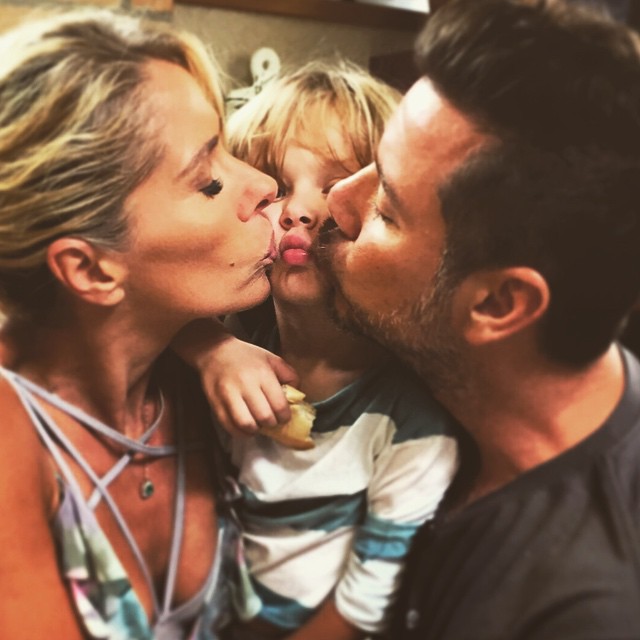 Adriane Galisteu e Alexandre Iódice fazem ‘sanduíche’ com o filho: ‘Minha Vida!’