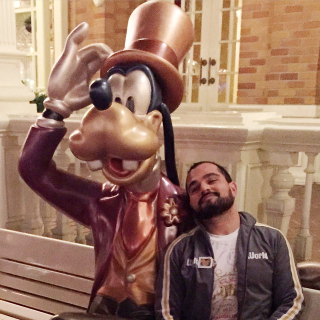 Luciano Camargo faz questão de 'deitar no ombro' do Pateta na Disney