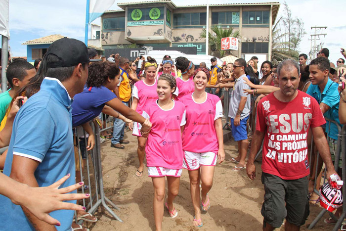 Elenco de Malhação causa tumulto em partida de futebol no interior do Rio