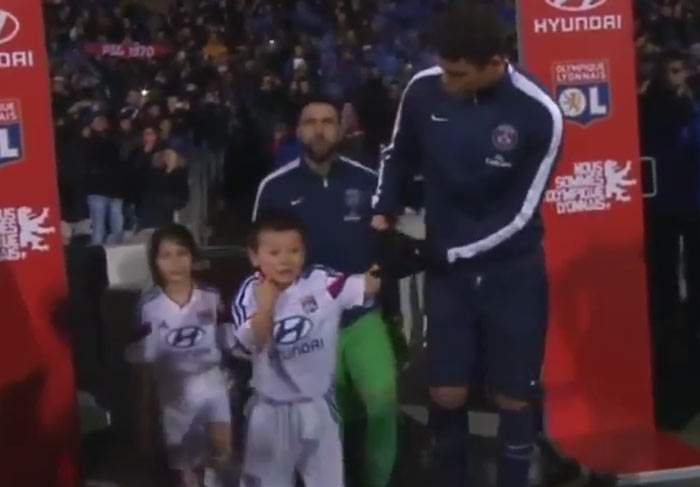 Em campo, Thiago Silva tira o casaco e dá para menino com frio. Vídeo!