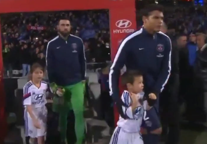 Em campo, Thiago Silva tira o casaco e dá para menino com frio. Vídeo!