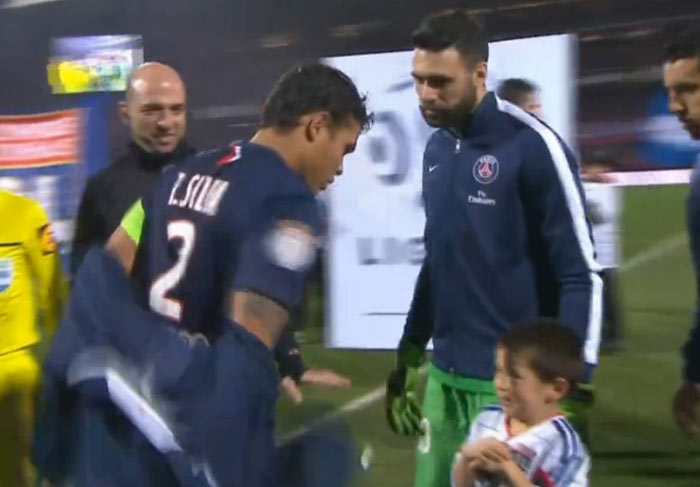 Em campo, Thiago Silva tira o casaco e dá para menino com frio. Vídeo!