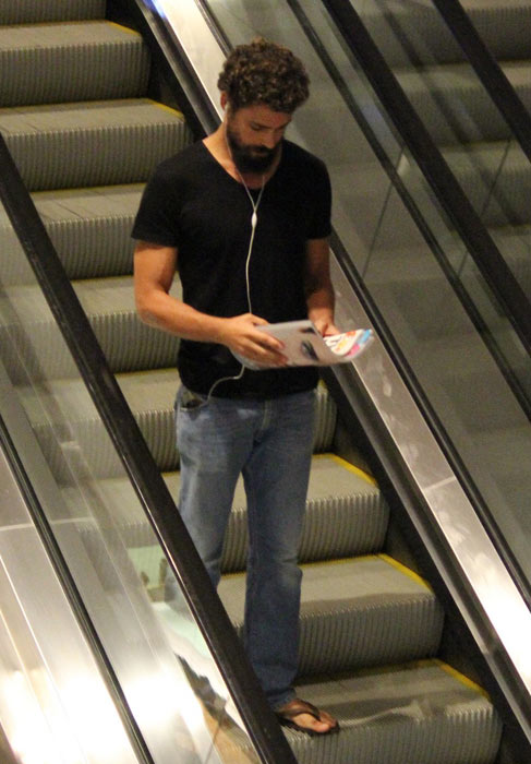 Com look despojado, Cauã Reymond é clicado na saída de restaurante