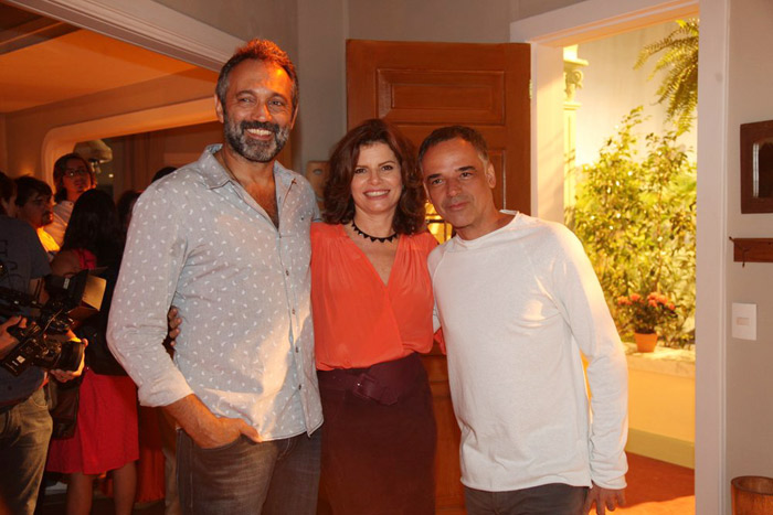 Domingos Montagner e Angelo Antonio posam com Débora Bloch. Casal de protagonistas e vilão da trama, que estreia no dia 9 de março, na Globo 