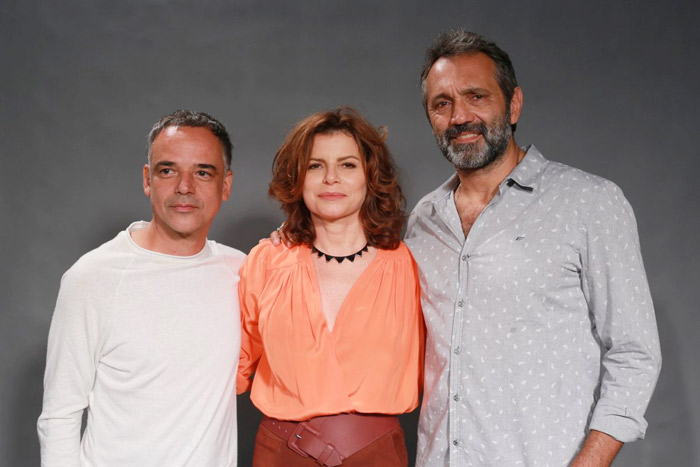 Elenco apresenta nova novela da Domingos Montagner e Angelo Antonio posam com Débora Bloch. Casal de protagonistas e vilão da trama, que estreia no dia 9 de março, na Globo 