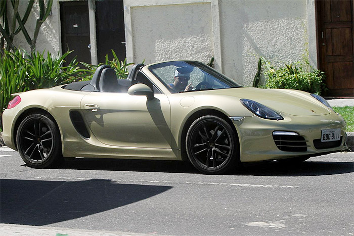 Kleber Bambam anda todo orgulhoso a bordo de Porsche conversível