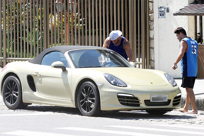 Kleber Bambam anda todo orgulhoso a bordo de Porsche conversível