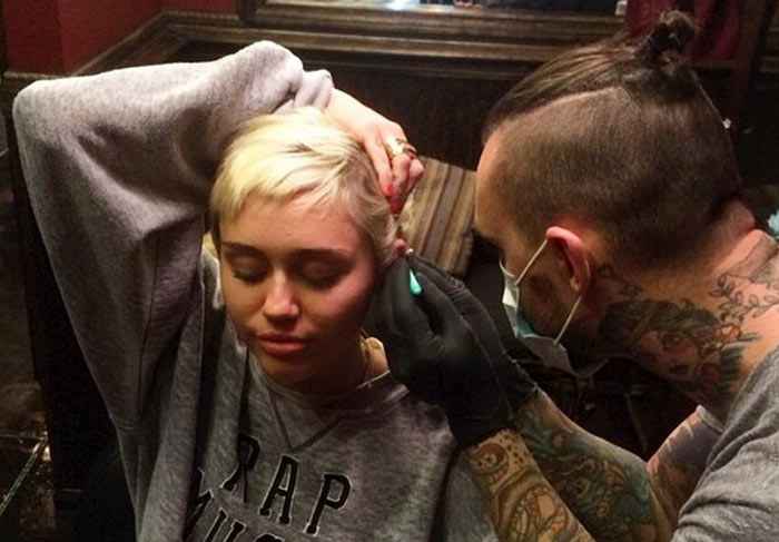 Miley Cyrus põe mais um piercing na orelha