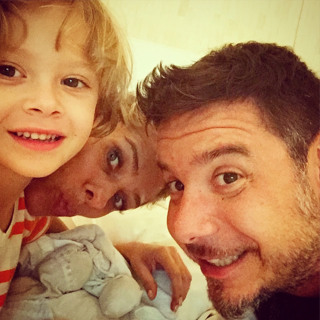 Família feliz! Adriane Galisteu faz selfie divertida com o Alexandre Iódice e Vittorio