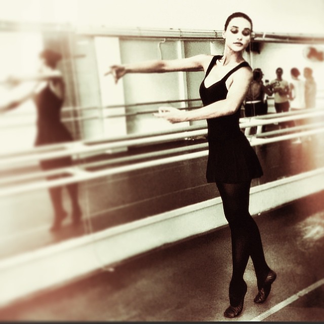 Débora Nascimento mostra aula de balé e se diverte