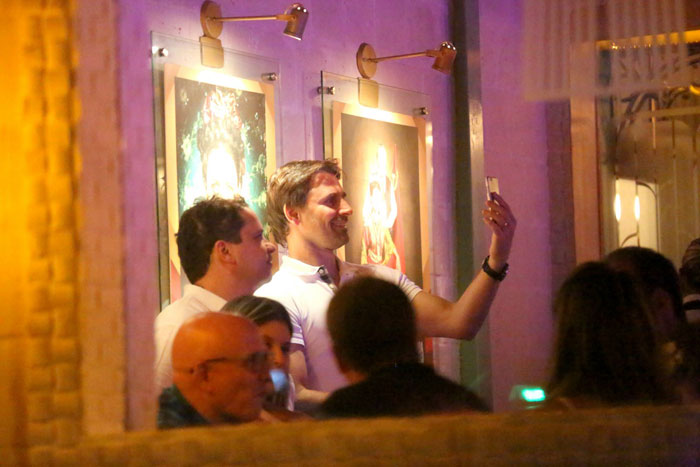 Murilo Rosa faz selfie durante jantar em restaurante no Rio