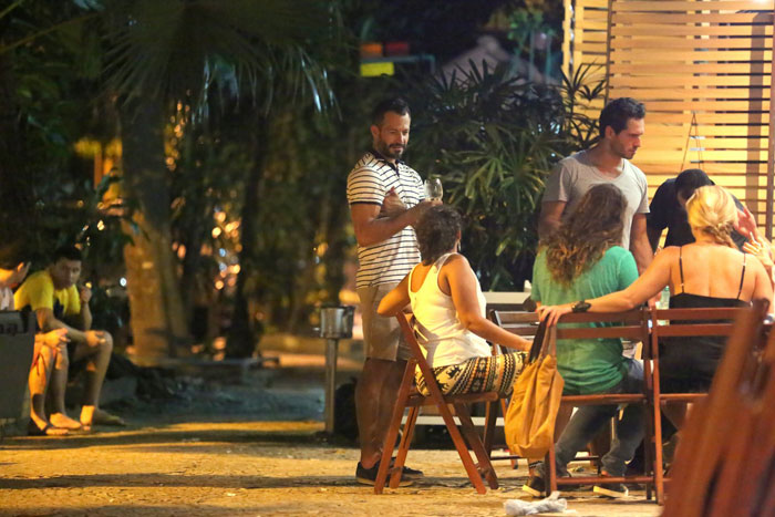 Paulo Rocha, Mavlino Salvador e Marcelo Serrado jantam com amigos no Rio