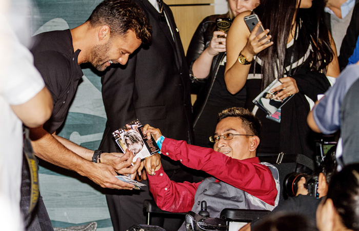 Ricky Martin atende fãs no museu do Grammy, em Los Angeles, nos EUA