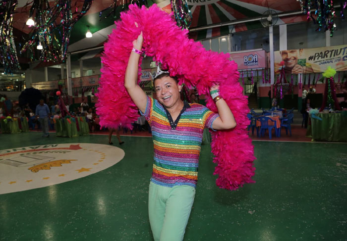 David Brazil participa de baile e concurso gay na quadra da Mangueira