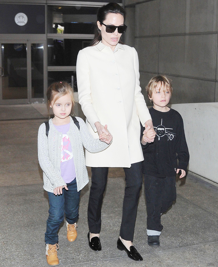 Angelina Jolie aparece elegante em aeroporto de Los Angeles