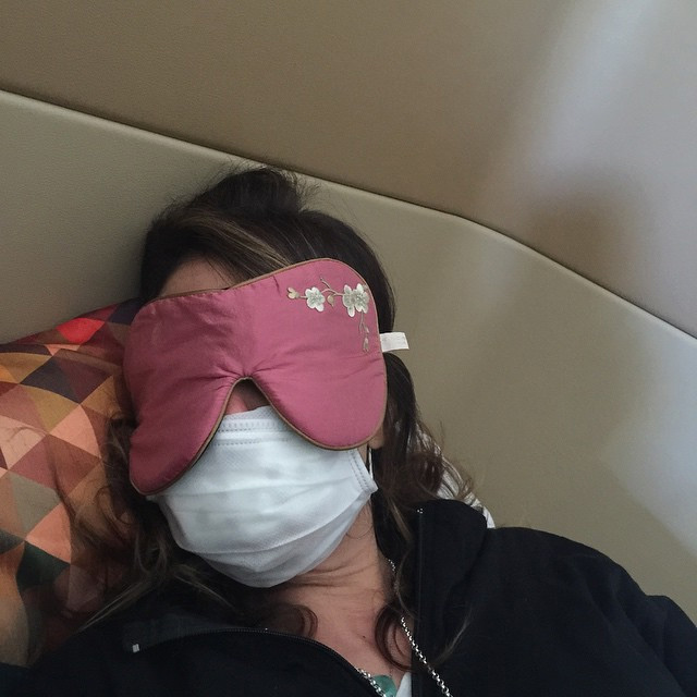Luciana Gimenez mostrou o sono durante uma viagem de avião