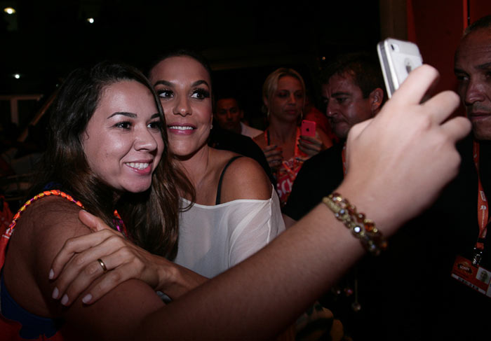 Ivete Sangalo agita camarote, em Salvador