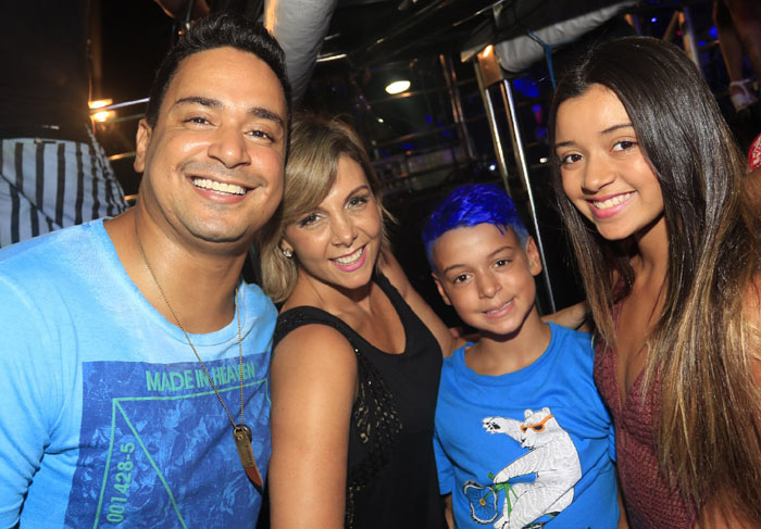 Xanddy recebe carinho de Carla Perez e dos filhos antes de show, em Salvador