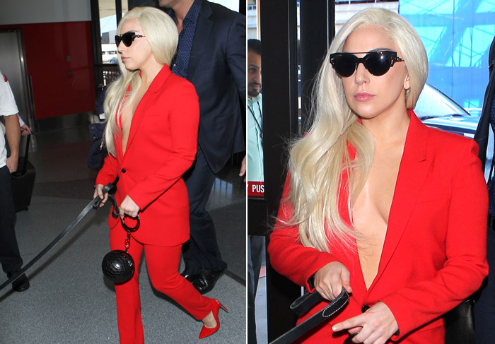 Lady Gaga aposta em visual decota para embarcar