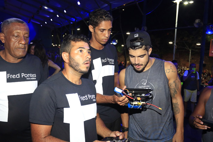 Caio Castro brinca com drone enquanto curte primeira noite de folia em Salvador